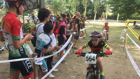 mini BTT Maceda.El parque colindante sirvi� para seguir el recorrido y como zona de esparcimiento.