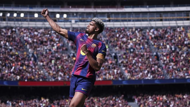 Ronald Araujo celebra el gol de la victoria del Barcelona ante el Rayo Vallecano.