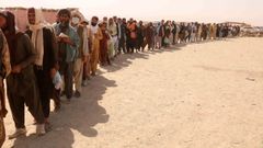 Personas haciendo cola en la frontera en en paso fronterizo de Chaman, en Pakist�n