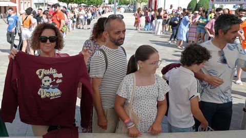 Largas colas para conseguir la sudadera de la Dorna
