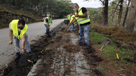 Usuarios de la carretera Burela-San Cibrao limpiando ellos mismos el arc�n tiempo atr�s