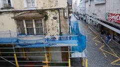 Vista del exterior del edificio que sufri� un desplome interno hace unos d�as, en el 156 de la calle Mar�a, esquina con S�nchez Barc�iztegui.