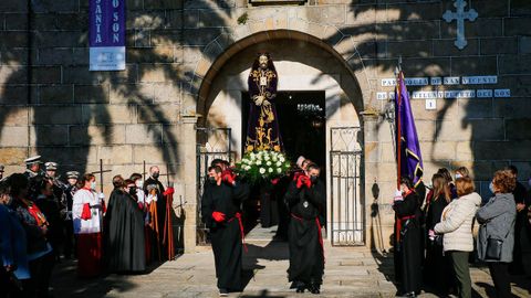 Los sonenses salieron a contemplar el paso de una procesin que parti de la iglesia parroquial para llegar a la capilla de A Atalaia.