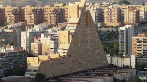 El edificio conocido como La Pirmide, en Alicante, parece ser el que ms rechazos recoge entre los  Edificios ms feos de Espaa 