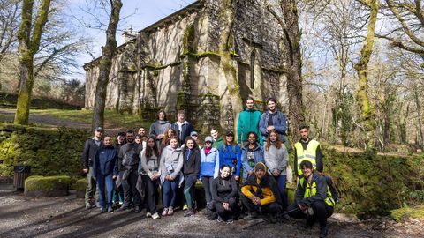 Los peregrinos, haciendo un alto en la ruta con la capilla de San Alberte detr�s