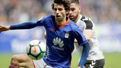 Fabbrini Real Oviedo Albacete Carlos Tartiere.Fabbrini controla un balon ante la presion de un futbolista del Albacete