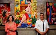 Fina Sedes y Xabier Rodr�guez, ante dos tapices hechos con dise�o de Leandro Lamas.