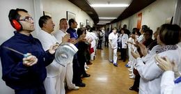 <span lang= es-es >Protesta en la gerencia</span>. La junta de personal se concentr� en la gerencia del Chuvi, en el Xeral, por el trasvase de personal a la concesionaria. Exigen que se mantenga el empleo. 