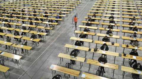 Candidatos realizando un examen de oposici�n