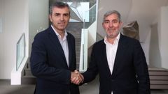 El secretario general de Coalicin Canaria, Fernando Clavijo, y el presidente del PP de Canarias, Manuel Domnguez, se dan la mano tras alcanzar un acuerdo para gobernar en la comunidad