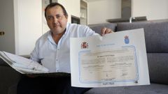 Antonio Vilares, con el ttulo de bachillerato de su hijo Antn. 