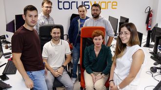 torus.Equipo de Torusware, creada por el catedrdito de la UDC Guillermo Lpez Taboada, al fondo, a la izquierda. Su firma ha sido reconocida con decenas de premios