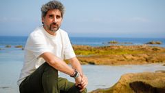 Manel Loureiro en el verano del 2024 en la isla de Ons, en la que ambienta su novela �Cuando la tormenta pase�.