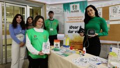 Nuria Cruz, con el peto verde, en la mesa informativa de Alcer en Pontevedra con el trabajador social Fran Prez y las alumnas de Enfermera Montse Gonzlez, Mercedes Martnez y Arminda Prez