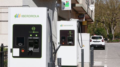 PUNTO DE RECARGA DE COCHES ELECTRICOS EN LA RUA ROSALIA DE CASTRO DE AS NOGAIS