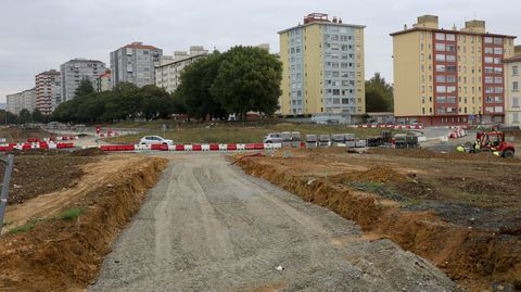 Trabajos en el entorno de la rotonda provisional de la calle Marqus de Santa Cruz, entre Caranza y O Bertn.