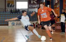 Souza intenta arrebatar el bal�n a una jugadora del Burela. 