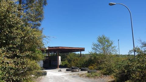 Gasolinera cerrada en Insua (Vilalba), junto a la carretera N-634