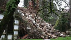 Cae parte del muro de los nichos del antiguo cementerio de Bonaval