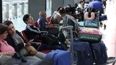 Imagen de grupos de personas afectadas por la huelga en Gatwick