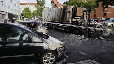 El incendio del cami�n de la basura se inici� en la cabina del veh�culo, que qued� totalmente calcinada, y se extendi� a los veh�culos m�s pr�ximos que estaban estacionados
