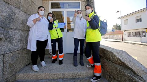 Reportaje con las enfermeras Sonia Garca y Blanca Luaces del equipo de soporte de atencin domiciliaria con base en Arcade. La jornada termina con la visita a los compaeros del centro de salud de A Lama para completar los informes