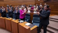 Alfonso Fern�ndez Ma�ueco felicitado tras ser investido para un tercer mandato como presidente de la Junta de Castilla y Le�n.
