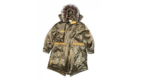 Samuel Ross x Zara 50 Aniversario. Parka Paradigm. Abrigo técnico para frío extremo, en tonos oliva con detalles en amarillo ácido. Oversize, con capucha de piel sintética y cordones ajustables. Diseñado para uso urbano o rural, funcional y poético