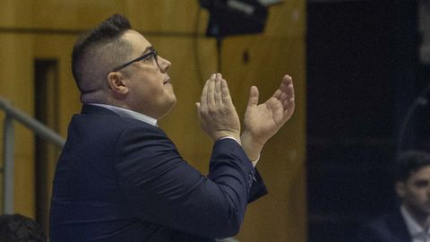 Diego Epifanio aplaudiendo a sus jugadores durante el derbi