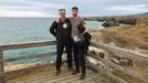 Josep Joan Rosanes, a la derecha, abrazando a su padre en la playa de las As Catedrais, en la última imagen que tienen juntos antes del siniestro en Dumbría, en el que murió el joven.