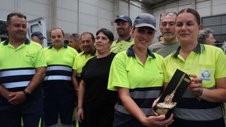 Tania Garc�a, con parte del personal de Urbaser