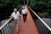 El puente de Ximonde est� colgado a 8 metros sobre el r�o. 
