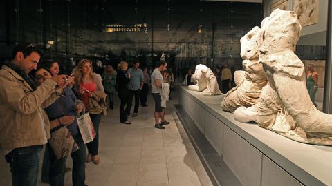 Varias persoas visitando o museo do Parten�n na Acr�pole de Atenas, Grecia, durante unha celebraci�n pasada da Noite Europea de Museos