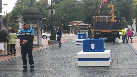 Colocaci�n de bolardos en Oviedo con motivo de las fiestas de San Mateo.