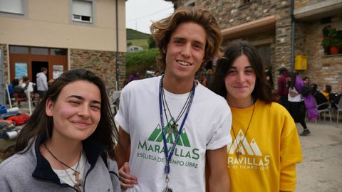 Ellos son los monitores que acompaan a la excursin de instituto que est haciendo el Camino