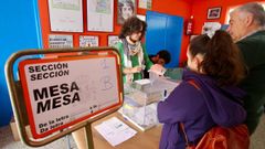 Votaciones en una mesa electoral de Ferrol el 26 de mayo de 2019
