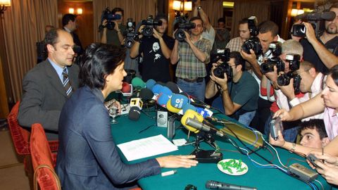 Nevenka Fern�ndez ofrece una rueda de prensa junto a su abogado, Adolfo Barrreda, en junio del 2002.