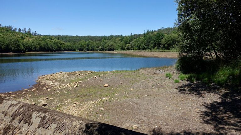 Bajo nivel en el embalse de San Xo�n, en Guitiriz