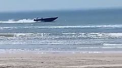 La planeadora, con 600 kilos de coca y donde la investigaci�n ubica a dos gallegos, fue grabada por ba�istas huyendo de la Guardia Civil frente a la playa de Torre de la Higuera (Huelva)