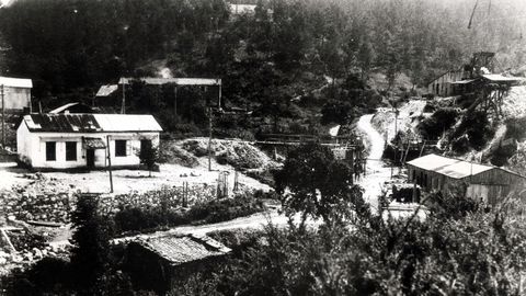 San Finx, comezou coa explotaci�n do esta�o, a<br />cargo da brit�nica The San Finx Tin Mines Limited polo 1880,<br />pertencente a familia Burbury ata o ano 1940.