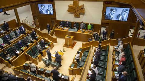 El Parlamento vasco record este jueves con un minuto de silencio a los dirigentes socialistas Fernando Buesa y Enrique Casas, asesinados por ETA y por los  omandos Autnomos Anticapitalistas, respectivamente