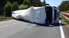 El vuelco de un camión con lona en la A-6, a la altura del kilómetro 553, deja decenas de tráileres parados en la autovía