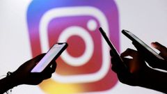 El logotipo de Instagram, en una pantalla luminosa