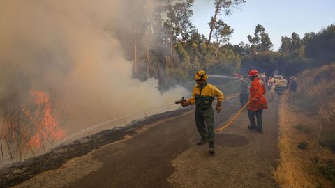 Incendio forestal en Meln, entre las aldeas de Quins y Vilaverde