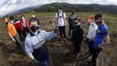 Usuarios de Amicos plantando �rboles en el monte quemado en Leiro dentro del progama Voz Natura