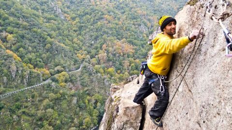 Miguel Feijoo, escalando al lado del Sil en la parroquia de Pombeiro (Pant�n)