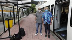 Jorge Luis V�zquez e Hilda Riveira, usuarios de Feve, en uno de los apeaderos de Viveiro