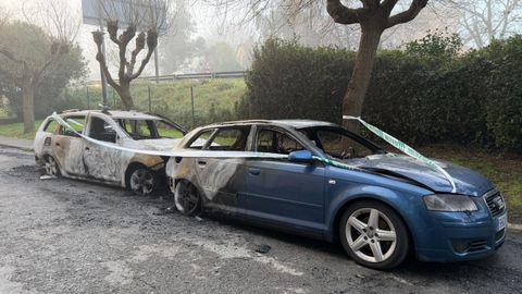 Veh�culos afectados por un incendio en O Temple, en Cambre