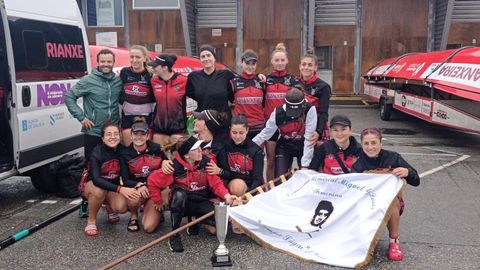 El equipo femenino de Cabo, con la bandera.