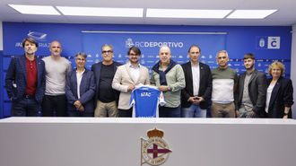 Responsable del Deportivo y la AFAC posan juntos en el estadio